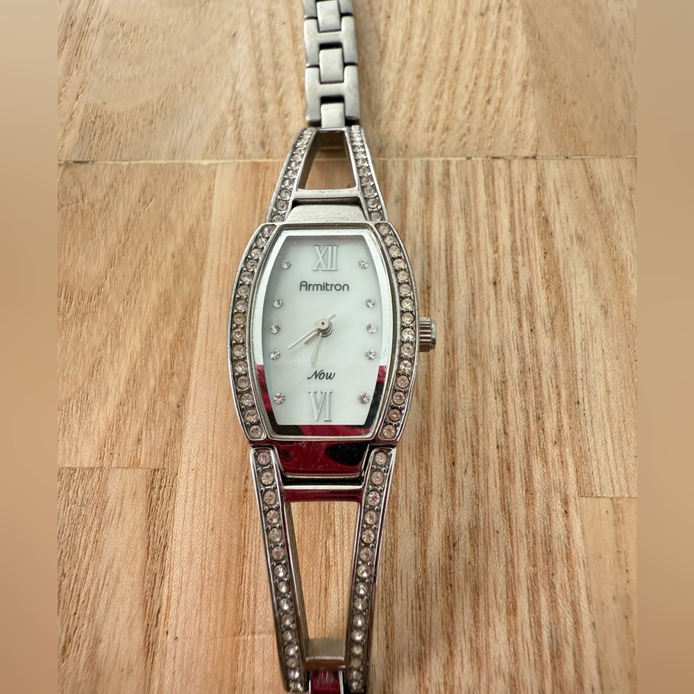 Armitron now ladies barrel shaped silver tone watch NEW BATTERY
